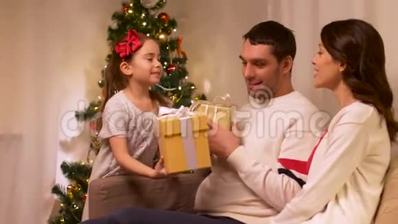家庭幸福家里有圣诞礼物视频的预览图