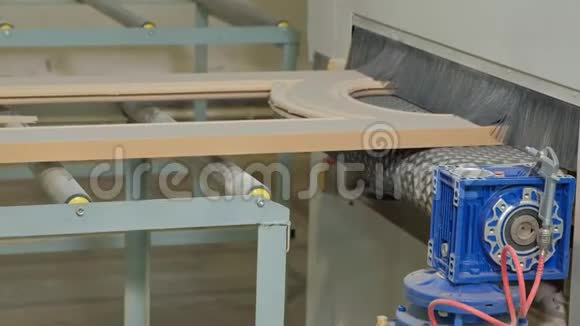 在机器上打磨木门的工艺木门的生产视频的预览图