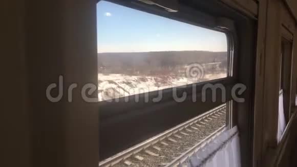概念教练火车旅程旅行从火车窗口观看生活方式美丽的俄罗斯冬季铁路视频的预览图