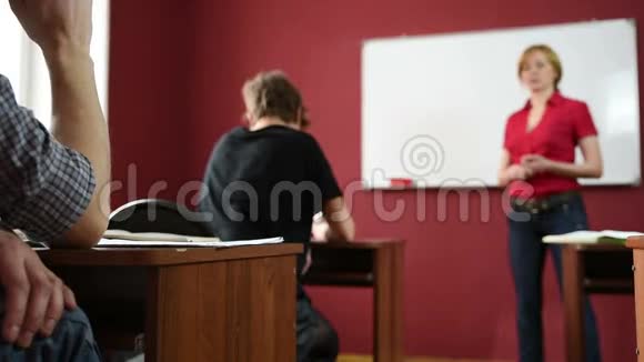 女教师在大学讲课视频的预览图