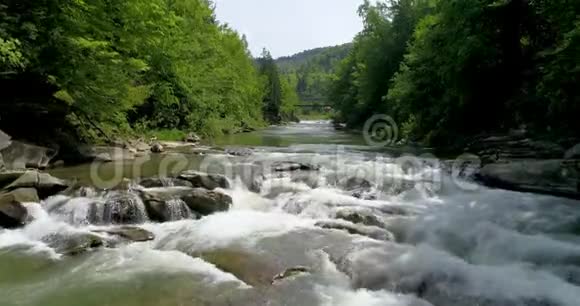 夏日美丽山河的鸟瞰图视频的预览图