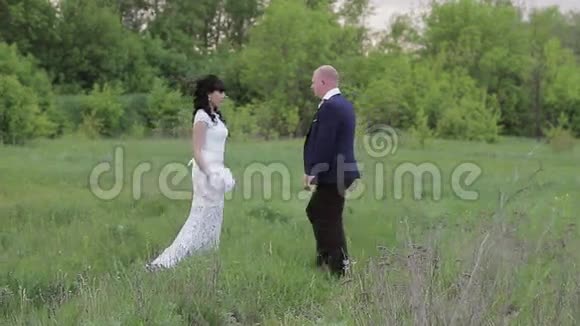 在公园举行新郎新娘婚礼视频的预览图