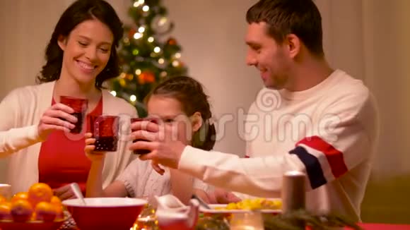 快乐的家庭在家吃圣诞晚餐视频的预览图