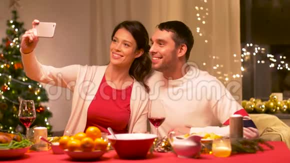 情侣在家自拍圣诞晚餐视频的预览图