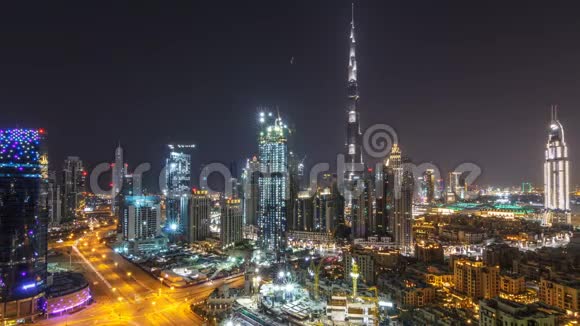 在阿拉伯联合酋长国迪拜市中心空中城市景观在夜间随着照明的现代建筑而流逝视频的预览图