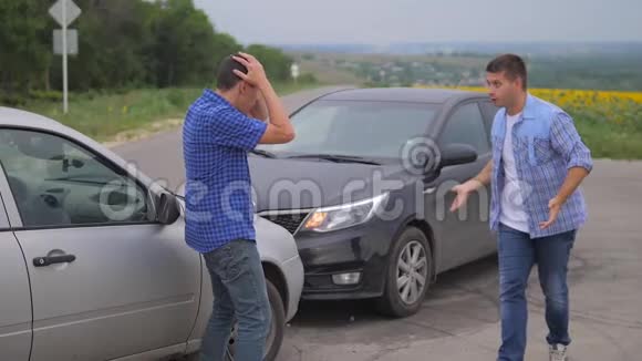 两个人在道路上的汽车保险事故后争吵慢动作视频两个司机争论视频的预览图