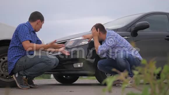 两个人在道路上的汽车保险事故后争吵慢动作视频两个人报车视频的预览图