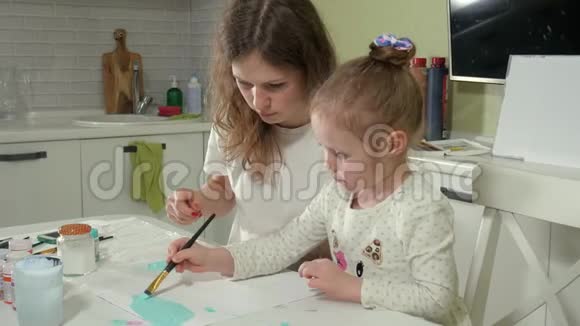 母婴用彩色画笔作画与幼儿一起游戏影响幼儿的发展视频的预览图
