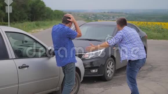 两个人在道路上的汽车保险事故后争吵慢动作视频两个司机争论视频的预览图