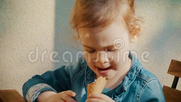 夏天吃冰淇淋的女孩视频的预览图