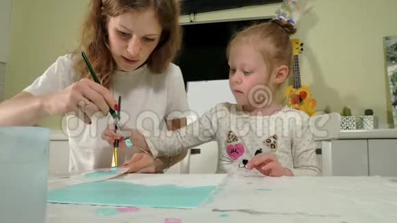 母婴用彩色手指作画与幼儿一起游戏影响幼儿的发展视频的预览图