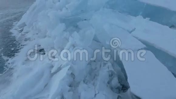 大块的冰裂纹视频的预览图