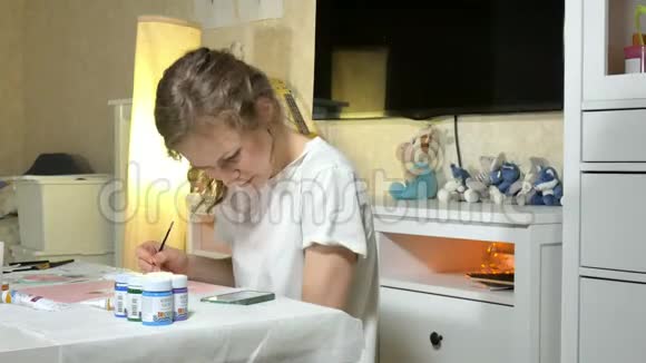 女人用彩色画笔画画与幼儿一起游戏影响幼儿的发展视频的预览图
