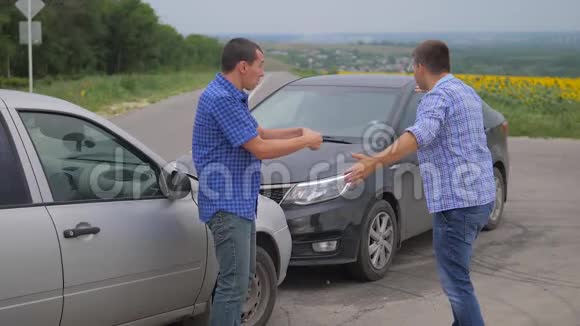 两个人在道路汽车保险事故后争吵慢动作视频两个司机在车后争吵视频的预览图