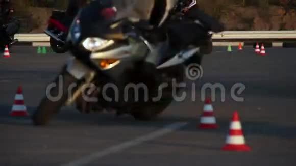 摩托车驾驶课程MotoGymkhana摩托车手视频的预览图