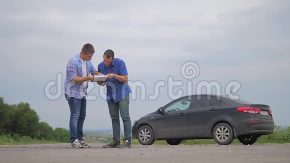 两个人达成协议男卖家司机做车的车险慢动作视频销售卖二手车购买租金视频的预览图