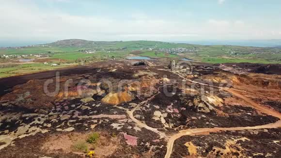 英国威尔士安格莱西岛上安格雷希附近的前铜矿帕里斯山的彩色遗迹视频的预览图