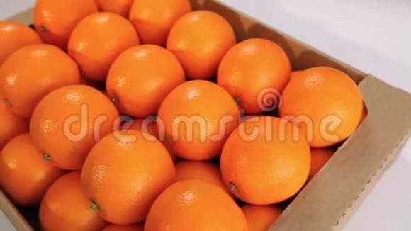 盒子里有橘子水果视频的预览图