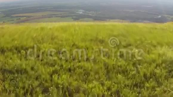 托拉陶山附近滑翔伞的鸟瞰图视频的预览图