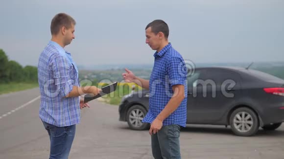 两个人达成协议男卖家司机制作汽车保险慢动作视频出售二手汽车视频的预览图