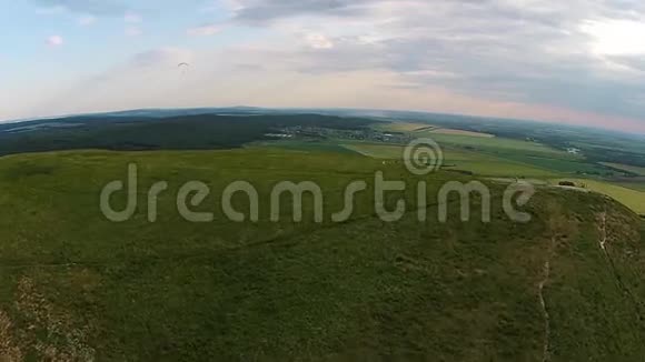 托拉陶山附近滑翔伞的鸟瞰图视频的预览图