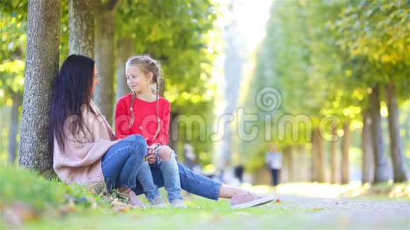 秋天的家庭年轻的母亲和孩子享受温暖的秋天视频的预览图