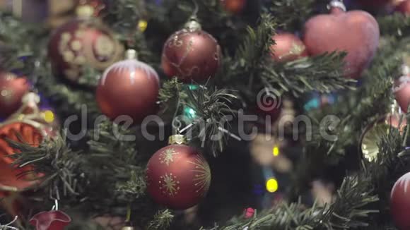 圣诞节和新年装饰圣诞树灯闪烁视频的预览图