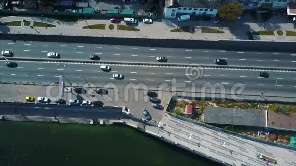 从高速公路上的无人机空中俯瞰视频的预览图