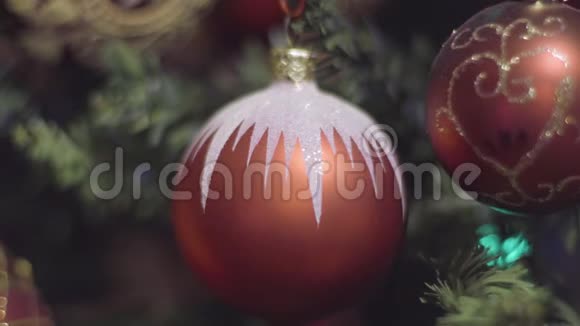 摘要模糊的博克假日背景眨巴一下加兰圣诞树灯闪烁圣诞节和新年视频的预览图