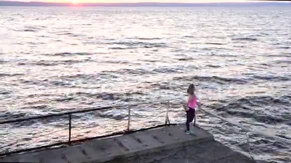 年轻女运动员锻炼户外运动视频的预览图