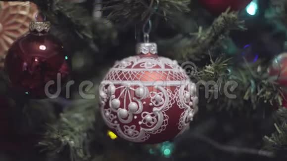 圣诞节和新年装饰摘要模糊的博克红色假日背景眨巴一下加兰圣诞树视频的预览图
