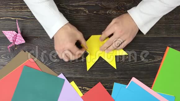 人折叠折纸图形俯视图视频的预览图