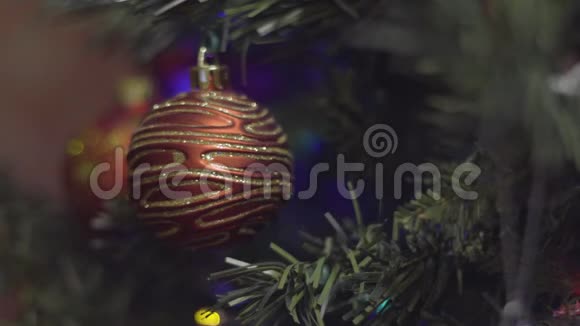 圣诞节和新年红色和金色装饰摘要模糊的博克假日背景眨巴一下加兰圣诞节视频的预览图