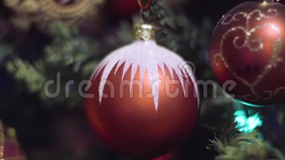 圣诞节红白新年装饰摘要模糊的博克假日背景眨巴一下加兰圣诞树视频的预览图