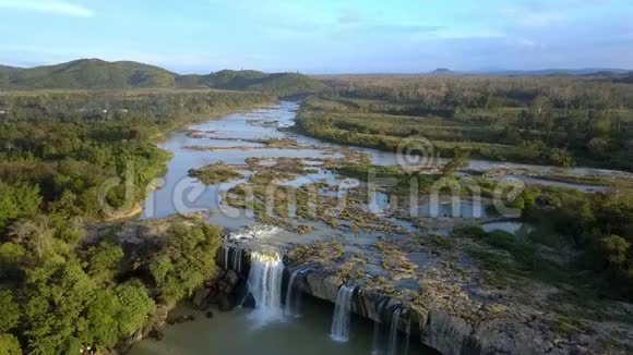 热带森林中的高地河和瀑布视频的预览图