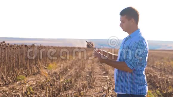 农民聪明的农业工作男人的生活方式阅读或分析收获向平板电脑上的农业报告视频的预览图