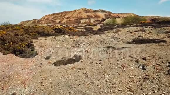 英国威尔士安格莱西岛上安格雷希附近的前铜矿帕里斯山的彩色遗迹视频的预览图
