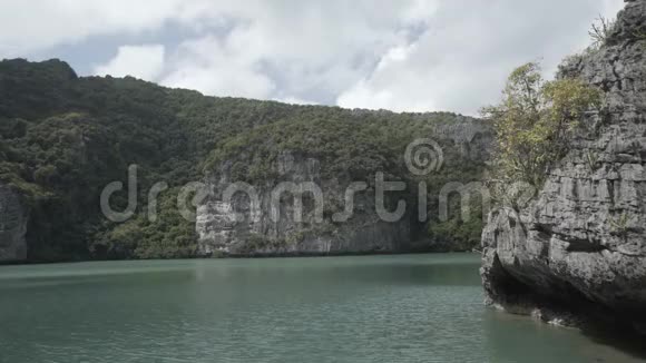 泰国热带丛林湖岛野山自然国家公园游艇岩石视频的预览图