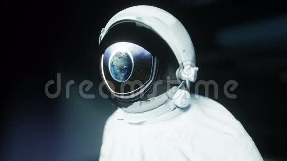 在未来空间走廊房间里单独的宇航员地球的景色电影4k镜头视频的预览图
