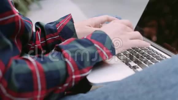 年轻学生或商业女性在笔记本电脑上工作视频的预览图
