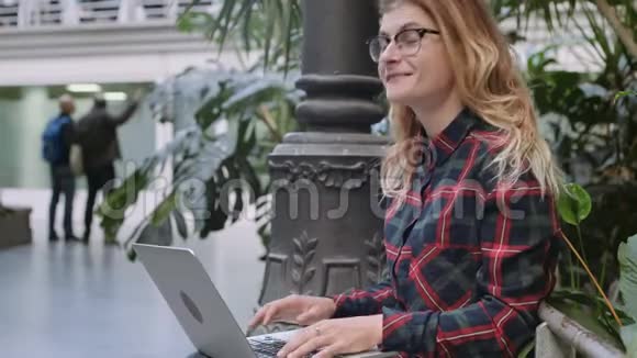 年轻学生或商业女性在笔记本电脑上工作视频的预览图