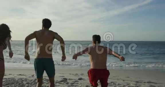 朋友们在海滩上跳跃视频的预览图