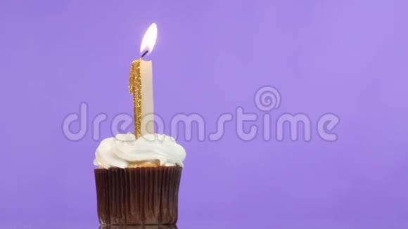 一号蜡烛的生日蛋糕视频的预览图