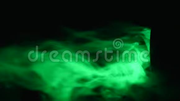 黑色背景上的绿色烟雾视频的预览图