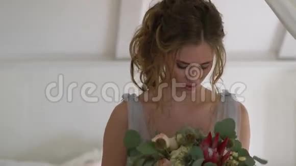 卧室里美丽的年轻新娘视频的预览图