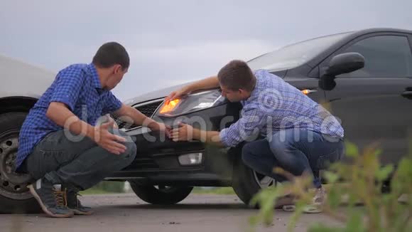 两个生活方式的男人在道路上的汽车保险事故后争论冲突慢动作视频两个司机视频的预览图