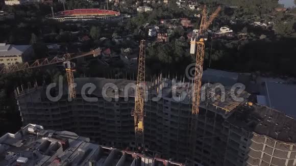 建筑起重机和在建建筑物的鸟瞰图视频的预览图