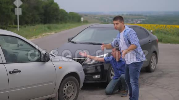 两名男子在道路生活方式汽车保险上发生车祸后争吵慢动作视频两个司机视频的预览图