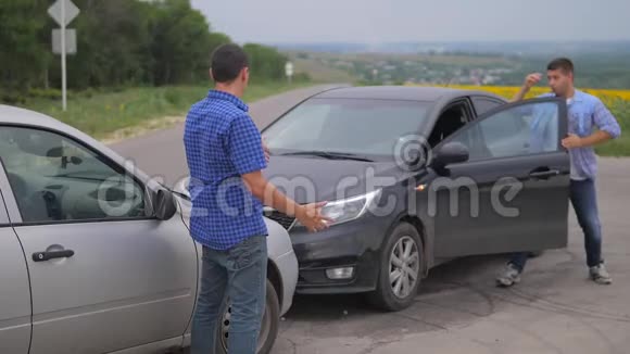 两个人在道路上的汽车保险事故后争吵慢动作视频两个司机争论视频的预览图