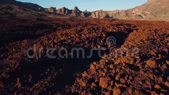 从空中俯瞰海德国家公园飞越山脉和坚硬的熔岩加那利群岛视频的预览图